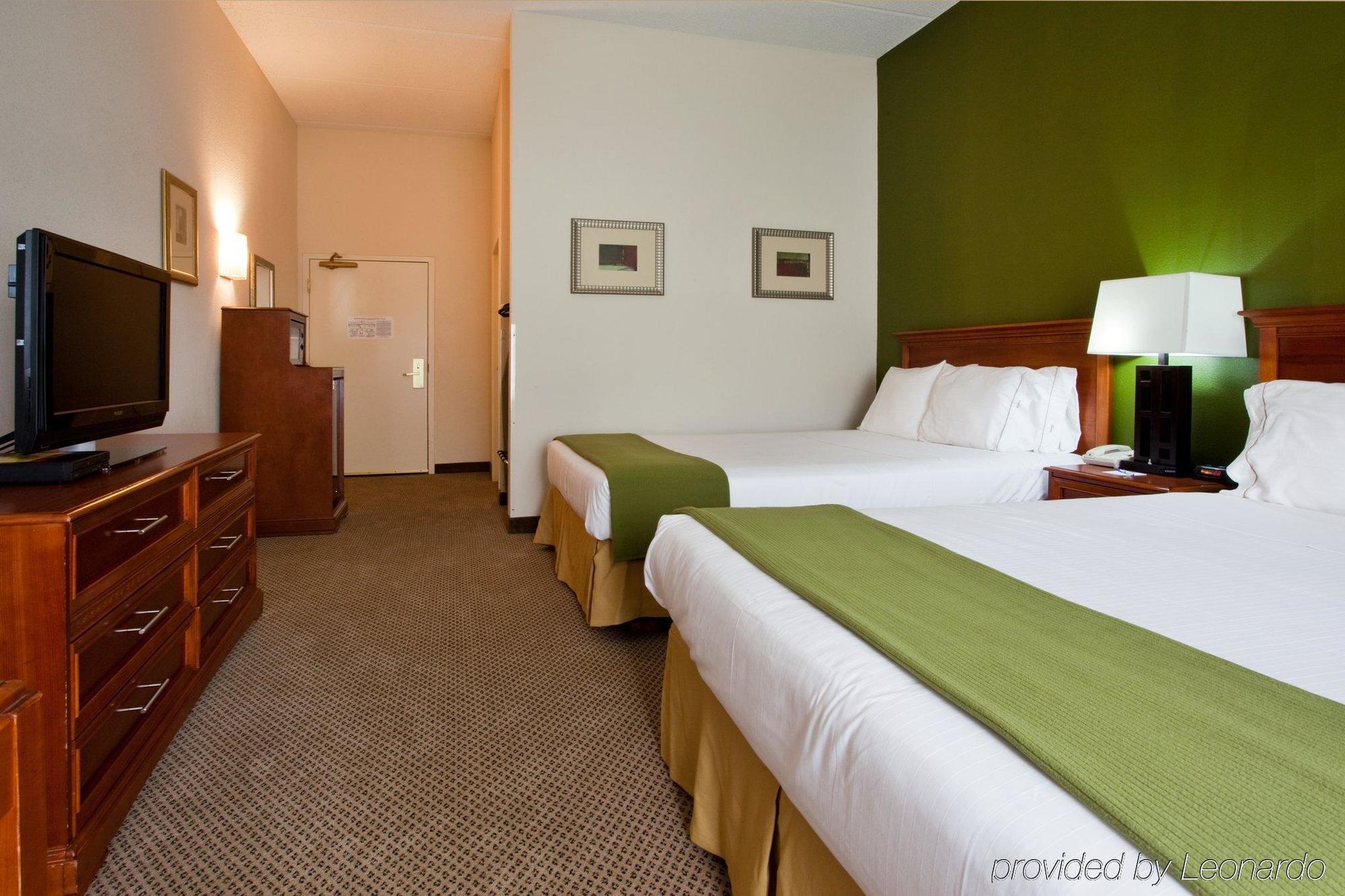 Holiday Inn Express Hotel & Suites Dublin By Ihg Room photo