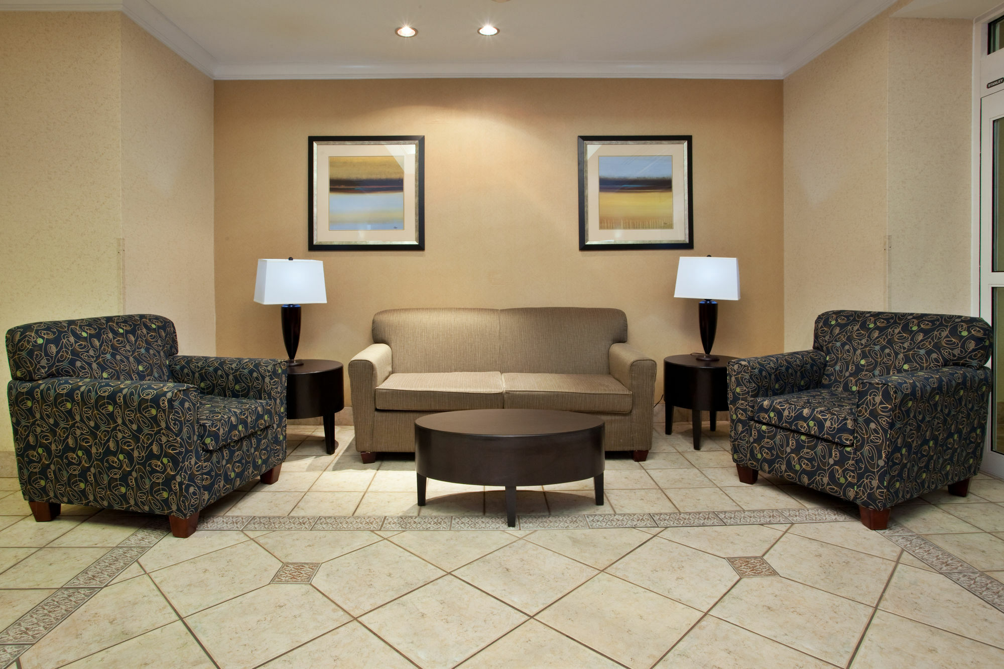 Holiday Inn Express Hotel & Suites Dublin By Ihg Exterior photo
