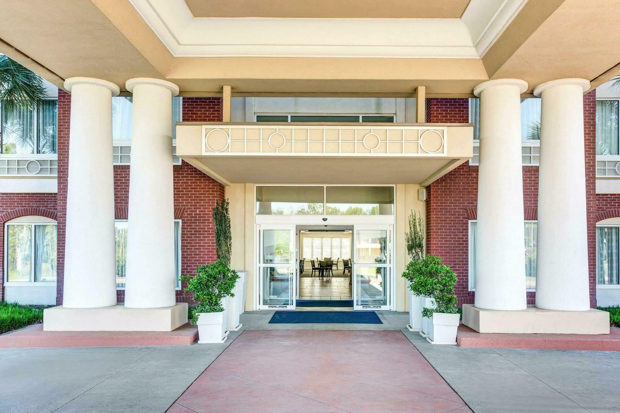 Holiday Inn Express Hotel & Suites Dublin By Ihg Exterior photo